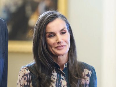 Królowa Letizia stawia na wygodę i klasę. Jej sukienka to must-have na lato