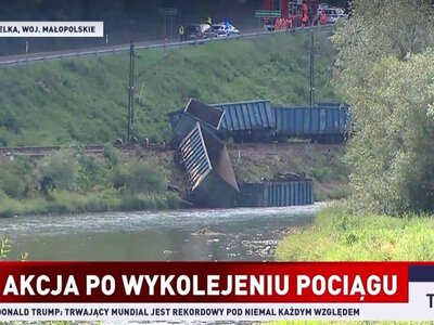 Pociąg wpadł do rzeki. Usuwanie wagonów przedłuża się