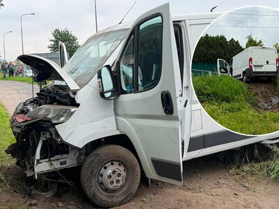 Dostawczak wypadł z drogi na rondzie. Rodzina trafiła do szpitali