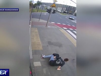 Wpatrzony w telefon mężczyzna odbił się od jadącego tramwaju. (Fot. Tramwaje Warszawskie/TVP3 Warszawa)