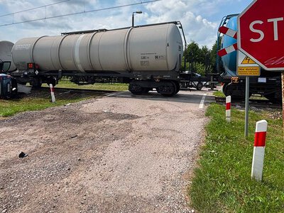 Zignorował znak „stop”. Wjechał pod pociąg towarowy