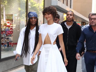 Zendaya znów wyznacza trendy. Jej biała sukienka Jacquemus robi furorę