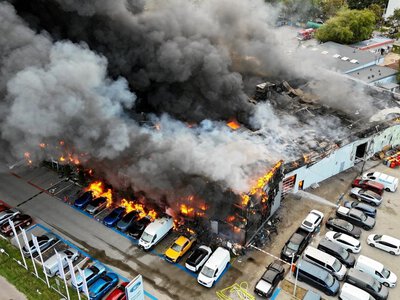 Spalił się salon samochodowy w Warszawie. Pożar w centrum dealerskim na Targówku