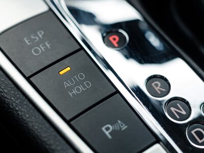 Ta ukryta funkcja oszczędza nerwy w korkach. Sprawdź, czy masz ją w aucie