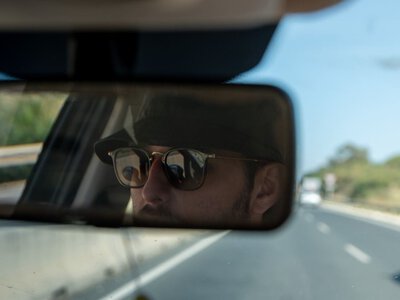 Latem ma je niemal każdy kierowca. Czy policjant może za nie ukarać?