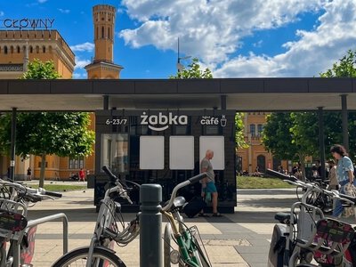 Żabka zmieszczona na 8 metrach kwadratowych. 2026 będzie rokiem kiosków