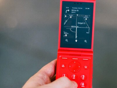 Ten telefon z klapką ma 5G, aparat 50 Mpix i eSIM, a nie ma przeglądarki