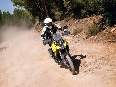 Suzuki V-Strom 800DE. Motocykl, który idzie pod prąd. Co warto wiedzieć?