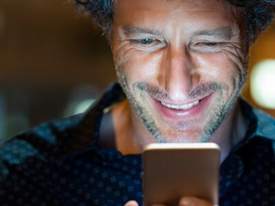 Żonaci mężczyźni na Tinderze. Niektórzy chcą być przyłapani