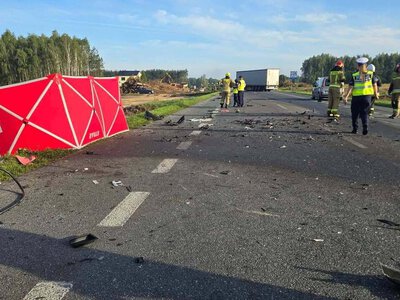 Zderzenie czołowe z ciężarówką. Trasa całkowicie zablokowana