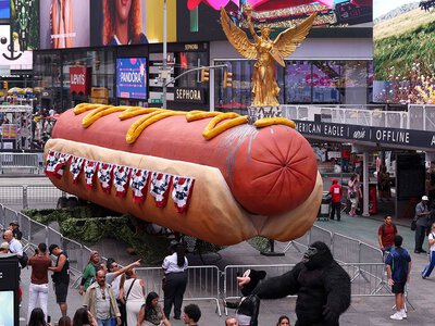 Ogromny hot dog na Times Square. Amerykanie świętują