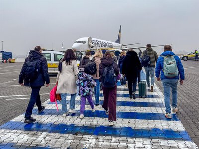 Zamiast kawalerskiego w Albanii, wstyd na lotnisku w Poznaniu. Kapitan nie wpuścił go do samolotu