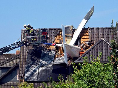 Tragiczny wypadek w sobotę rano. Awionetka uderzyła w dach domu