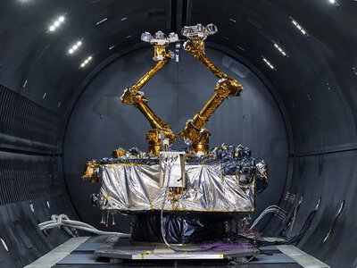 Nowy typ satelity na orbicie. Ramionami chwyci inne