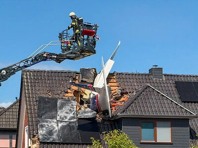 Jednosilnikowy samolot wbił się w dach domu. Nie żyje jedna osoba