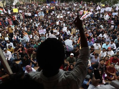 Wściekła młodzież na ulicach. Masowe protesty w Indiach zakończone sukcesem