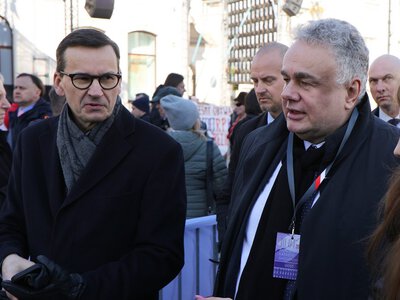 Kaczyński i Morawiecki walczą o prawicowe telewizje. Danusia umawia wywiady