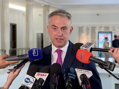 Spór po orzeczeniu TK. Minister cyfryzacji krytykuje decyzję Trybunału