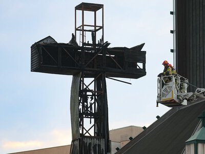 Pożar krzyża papieskiego na Mokotowie. Śledztwo umorzone