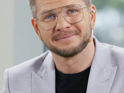 Filip Chajzer wyjechał z 20 lat młodszą narzeczoną za granicę. Jest super