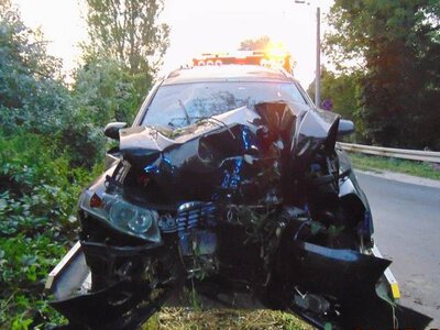 Audi rozbiło się na drzewie. W aucie siedem osób, wszyscy pijani