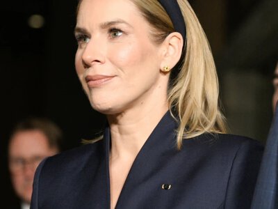 Marta Nawrocka na obchodach 1 sierpnia. Poważna mina i stonowana stylizacja