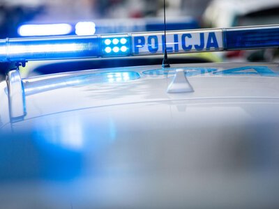 Ciało mężczyzny przed blokiem. Interweniowała policja, padły strzały