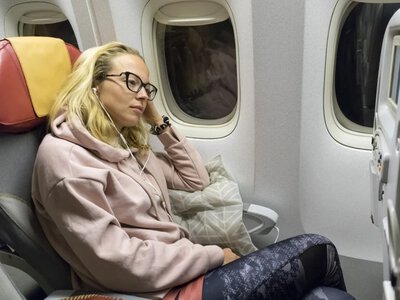 Wzdęcia i zmęczenie po locie? Oto co naprawdę dzieje się z twoim ciałem