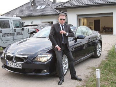 W swoim mieszkaniu Krzysztof Rutkowski śpi z rewolwerem i różańcem przy łóżku. Zobacz, dom detektywa Rutkowskiego