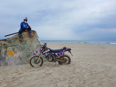 Odwodnienie, udar, dekoncentracja. Jak przetrwać upalną trasę na motocyklu