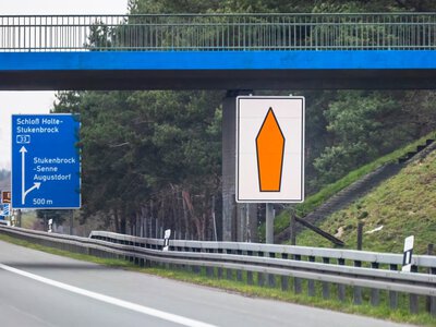 Pomarańczowa strzałka może ułatwić podróż. Wielu kierowców przejeżdża obok niej obojętnie