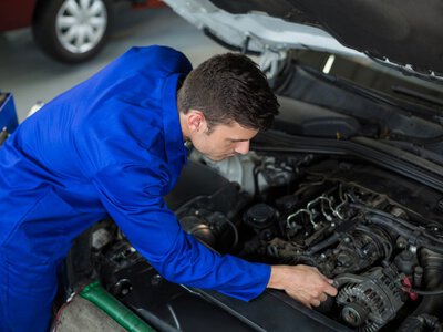 Auto zachowuje się inaczej na zakrętach? Problem może mieć wpływ na drogę hamowania