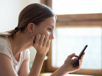Przyjaźń stała się luksusem? Badanie pokazuje niepokojący trend
