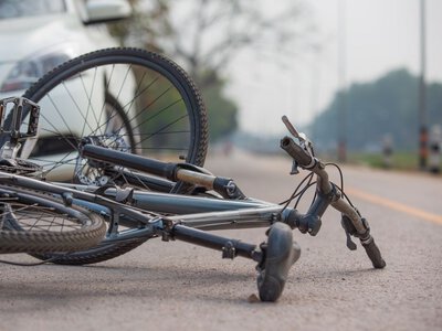 Pokłócił się z rowerzystami, więc ich potrącił autem. Dwa razy