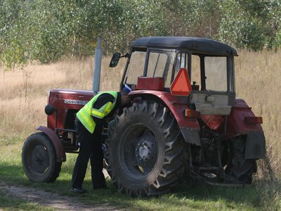 Zaorał nowy asfalt za 400 tys. zł. Rolnika zatrzymała policja. Jest nagranie