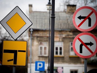 Kierunkowskaz na łamanym pierwszeństwie. Kiedy trzeba go włączyć?