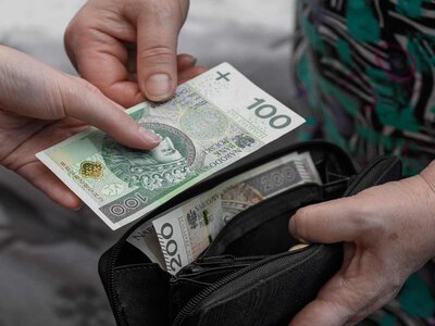 Polacy trzymają w gotówce fortunę. Z tego powodu gromadzą pieniądze