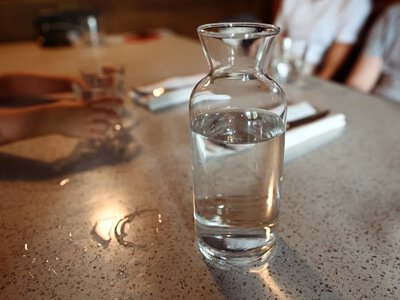 Hejt na restauratorów za brak darmowej wody ma się dobrze. Jakie są fakty?