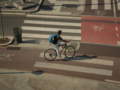 Wyprzedzanie rowerzysty może opróżnić portfel. Uważaj na linię