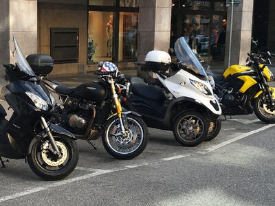 Nie lubi hałasu, więc wziął tasak. Zniszczone motocykle na Mokotowie