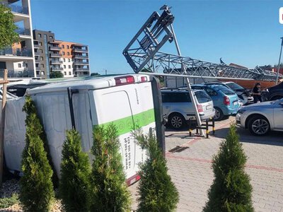 Żuraw runął na samochody. Poważny wypadek w Kaliszu