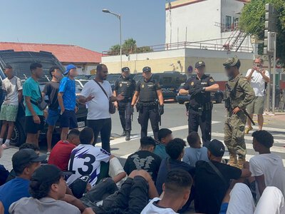 Migranci z Ceuty składają wnioski o azyl. „Rozpatrywane zgodnie z prawem”