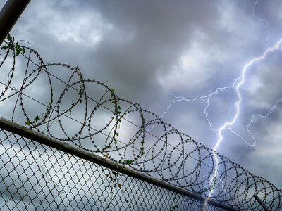 Piorun uderzył w zakład karny. Wielu osadzonych odniosło obrażenia