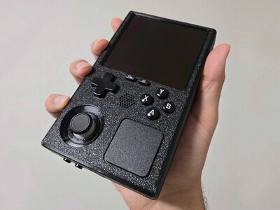 Wygląda jak Game Boy i mieści się w kieszeni, ale odpala gry z PC