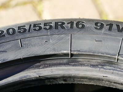 Kierowcy widzą je każdego dnia. Nie każdy wie, co oznaczają cyfry na oponach