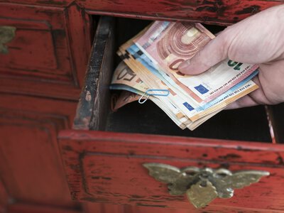 Znalazły fortunę w komodzie na ulicy. Oto co zrobiły z pieniędzmi