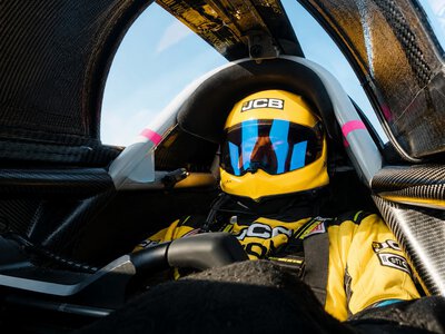 Najszybszy kierowca świata znów to zrobił. Wsiadł do tego auta i pojechał ponad 650 km/h