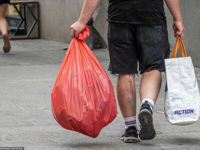 Zwrócił butelki. Kaucja była o połowę niższa. Znana sieć komentuje