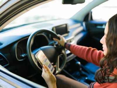 Wlepili jej mandat za telefon podczas jazdy. Kierowczyni przekonywała, że trzymała cukinię