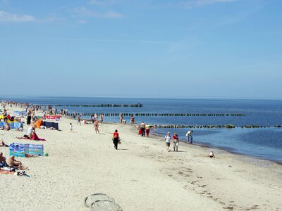 Ma 987 mieszkańców. W sezonie odwiedza ją 50 tys. osób